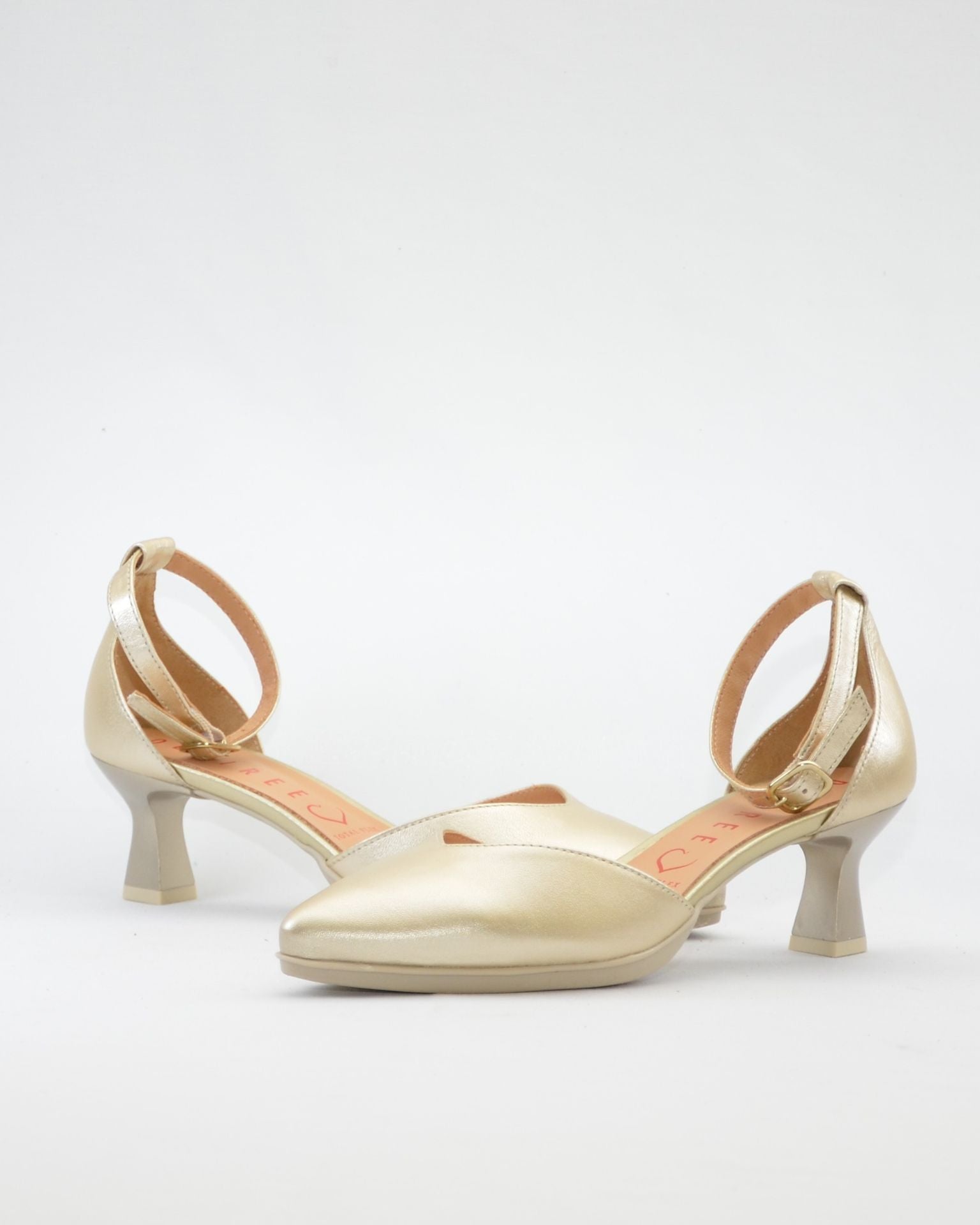 ZAPATO VESTIR MUJER PUNTERA Y TALON CERRADO CON PULSERA COLOR PLATINO DESIREE MACA 3
