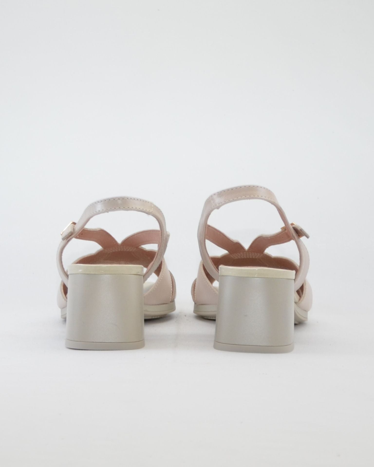 SANDALIA VESTIR TACON CUADRADO COLOR NUDE ADORNO DORADO PITILLOS 11215