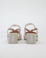 SANDALIA VESTIR TACON CUADRADO COLOR NUDE ADORNO DORADO PITILLOS 11215
