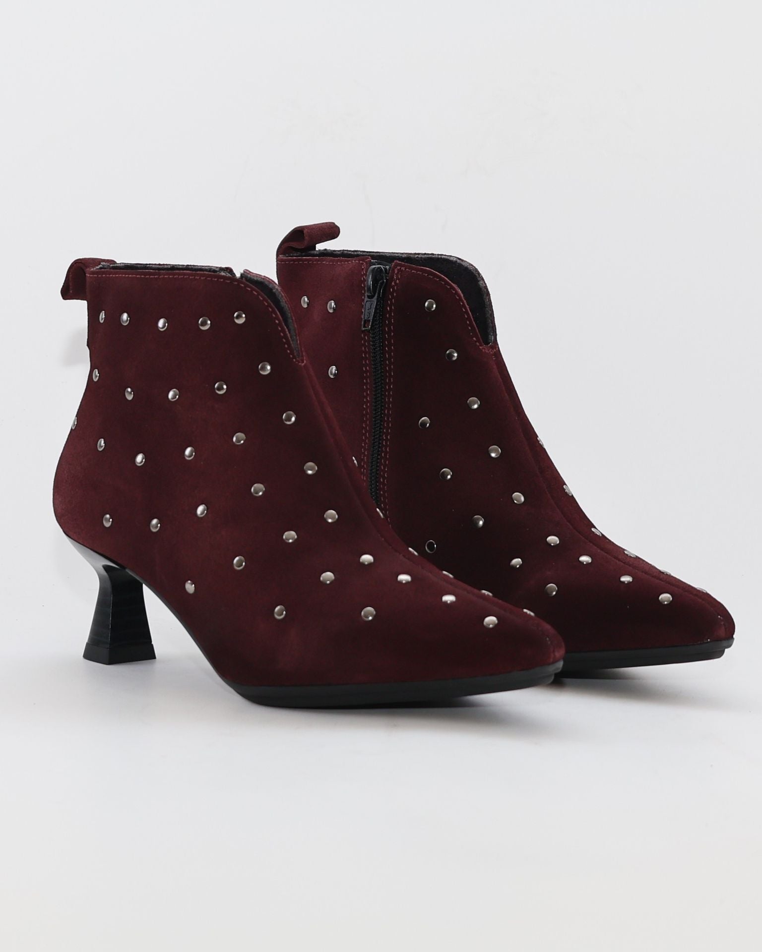 BOTIN MUJER TACON FINO SERRAJE BURDEOS CON TACHAS KAOLA 6690