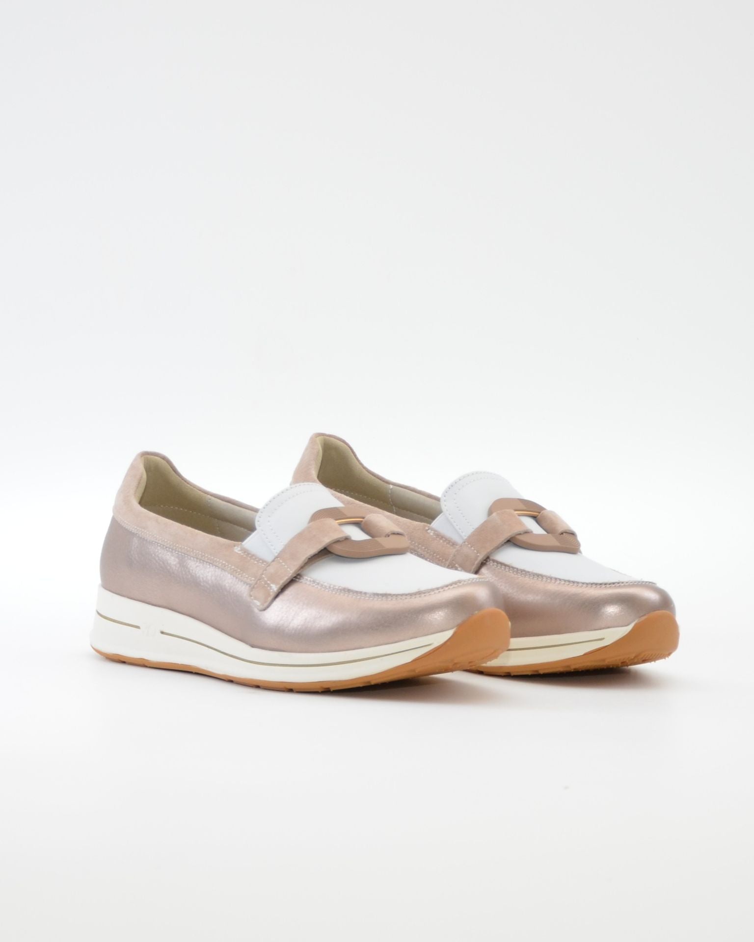 MOCASIN MUJER BLANCO Y METALIZADO CON ADORNO EN PIEL TREINTAS 4501