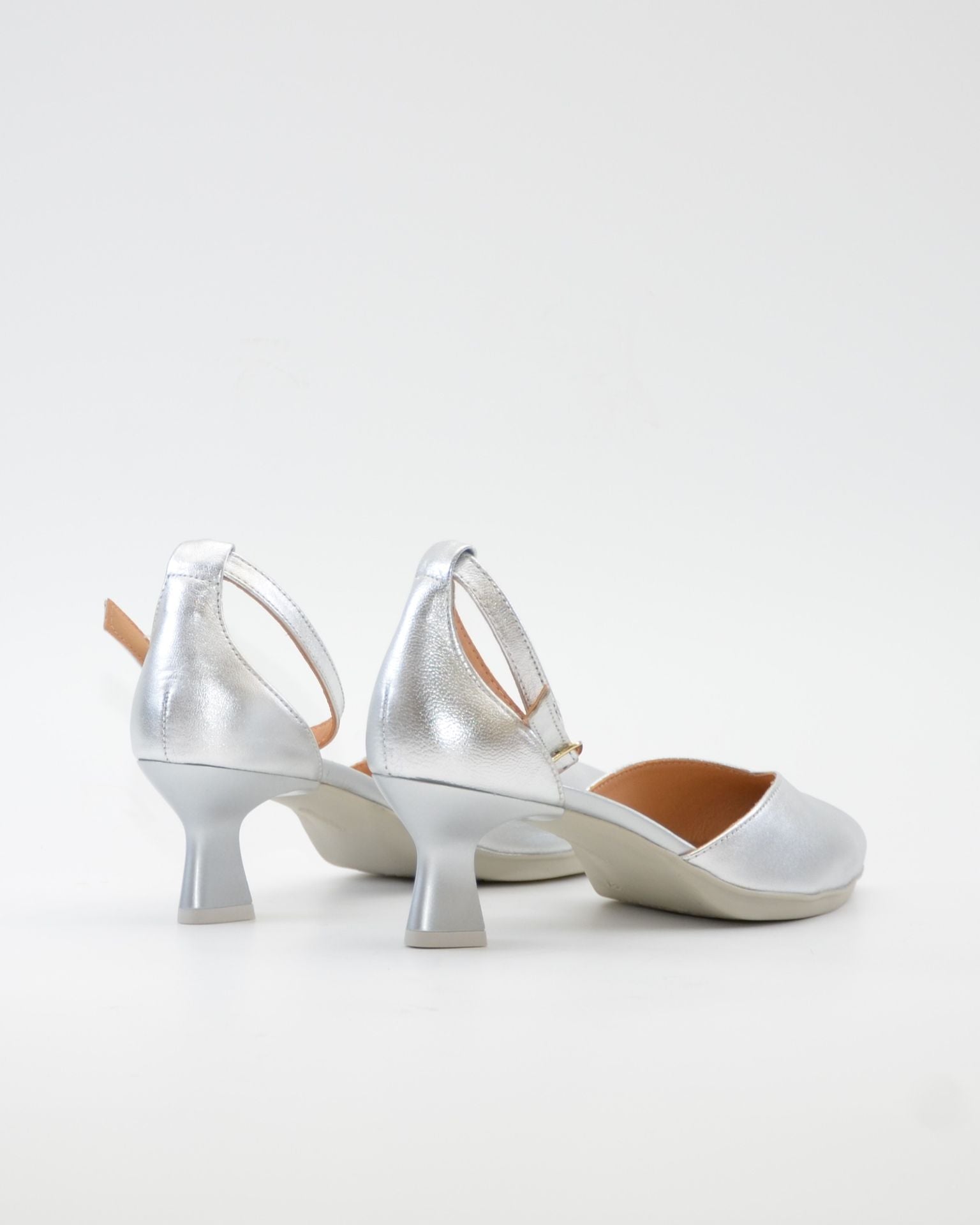 ZAPATO VESTIR MUJER PUNTERA Y TALON CERRADO CON PULSERA COLOR PLATA DESIREE MACA 3