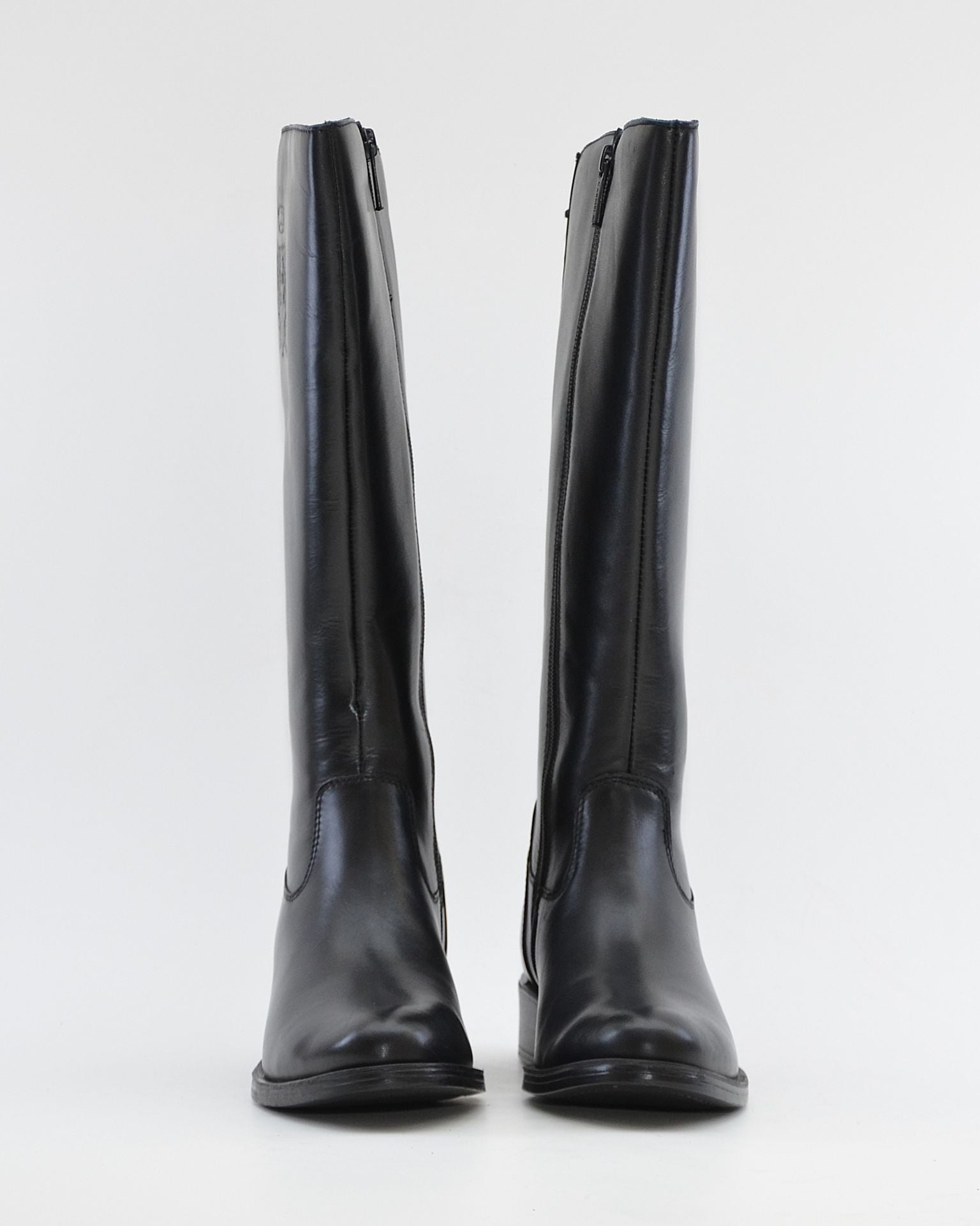 BOTA PLANA MUJER NEGRA CON APERTURA AJUSTABLE EN EL GEMELO CARMELA 164010