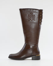 BOTA PLANA MUJER COLOR MARRÓN CON APERTURA AJUSTABLE EN EL GEMELO CARMELA 164010