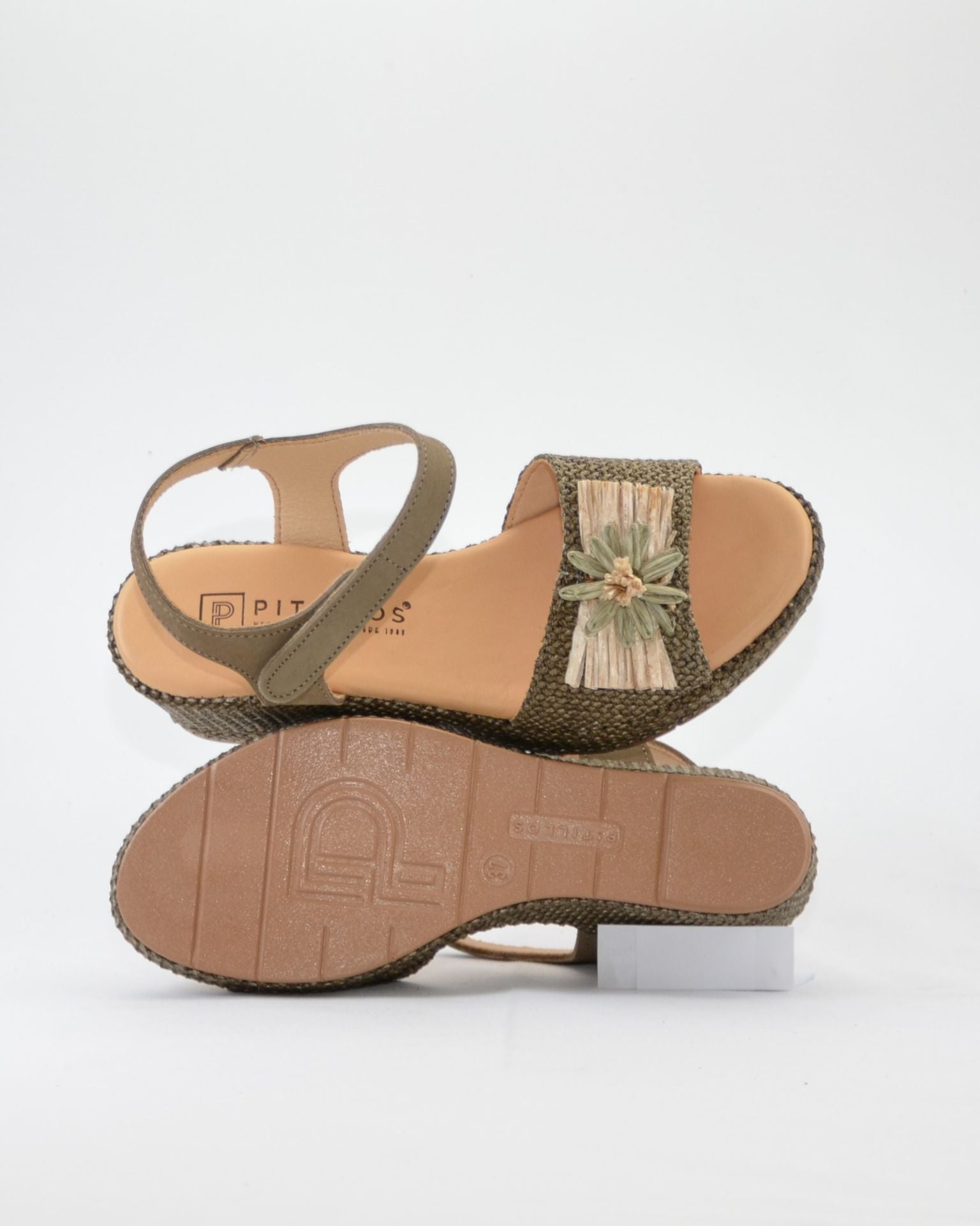 SANDALIA CON CUÑA MUJER PLANTA ACOLCHADA ADORNO FLOR RAFIA COLOR KAKI PITILLOS 11262