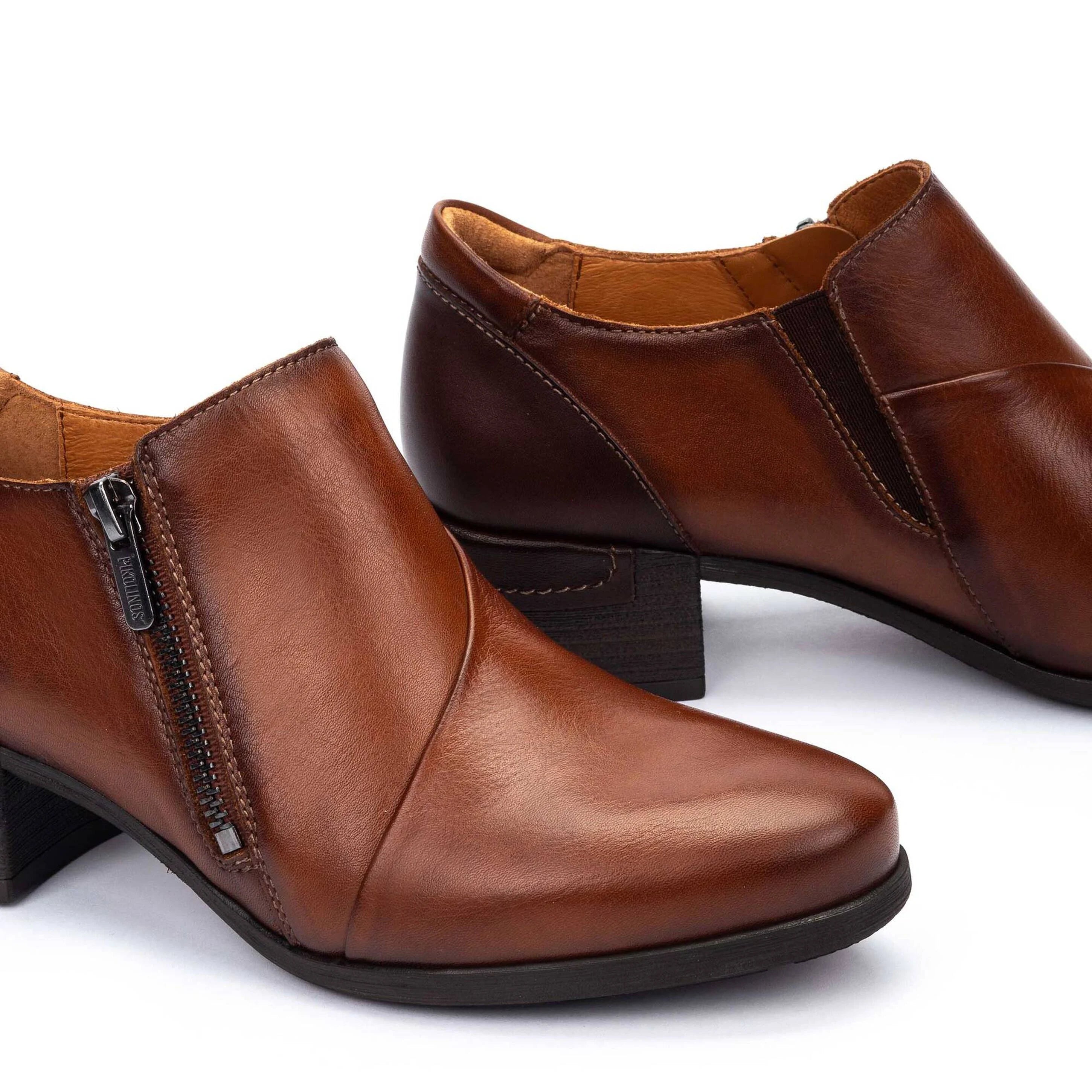 ZAPATO ABOTINADO CON CREMALLERA COLOR CUERO MALAGA W6W-5902C1