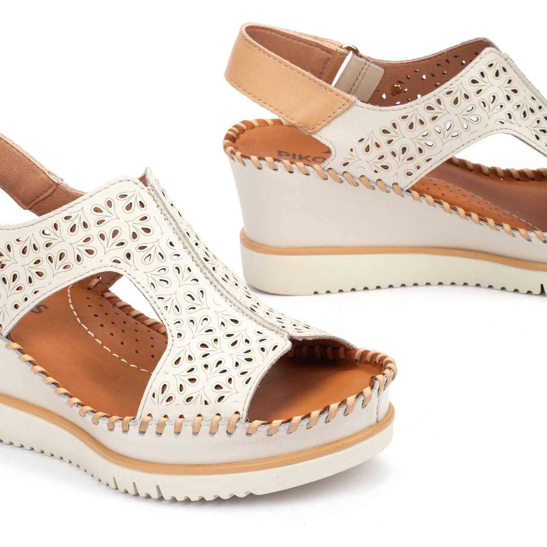 SANDALIA CUÑA MUJER PIEL MICROPERFORADA COLOR NATA PIKOLINOS W3Z-1623C1