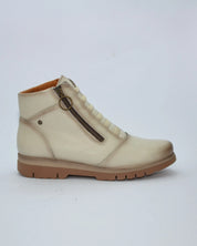 BOTINES DE MUJER PLANOS CON CREMALLERA EN COLOR HIELO