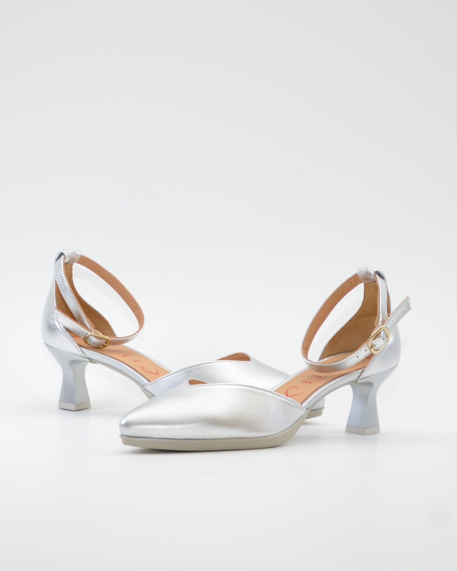 ZAPATO VESTIR MUJER PUNTERA Y TALON CERRADO CON PULSERA COLOR PLATA DESIREE MACA 3