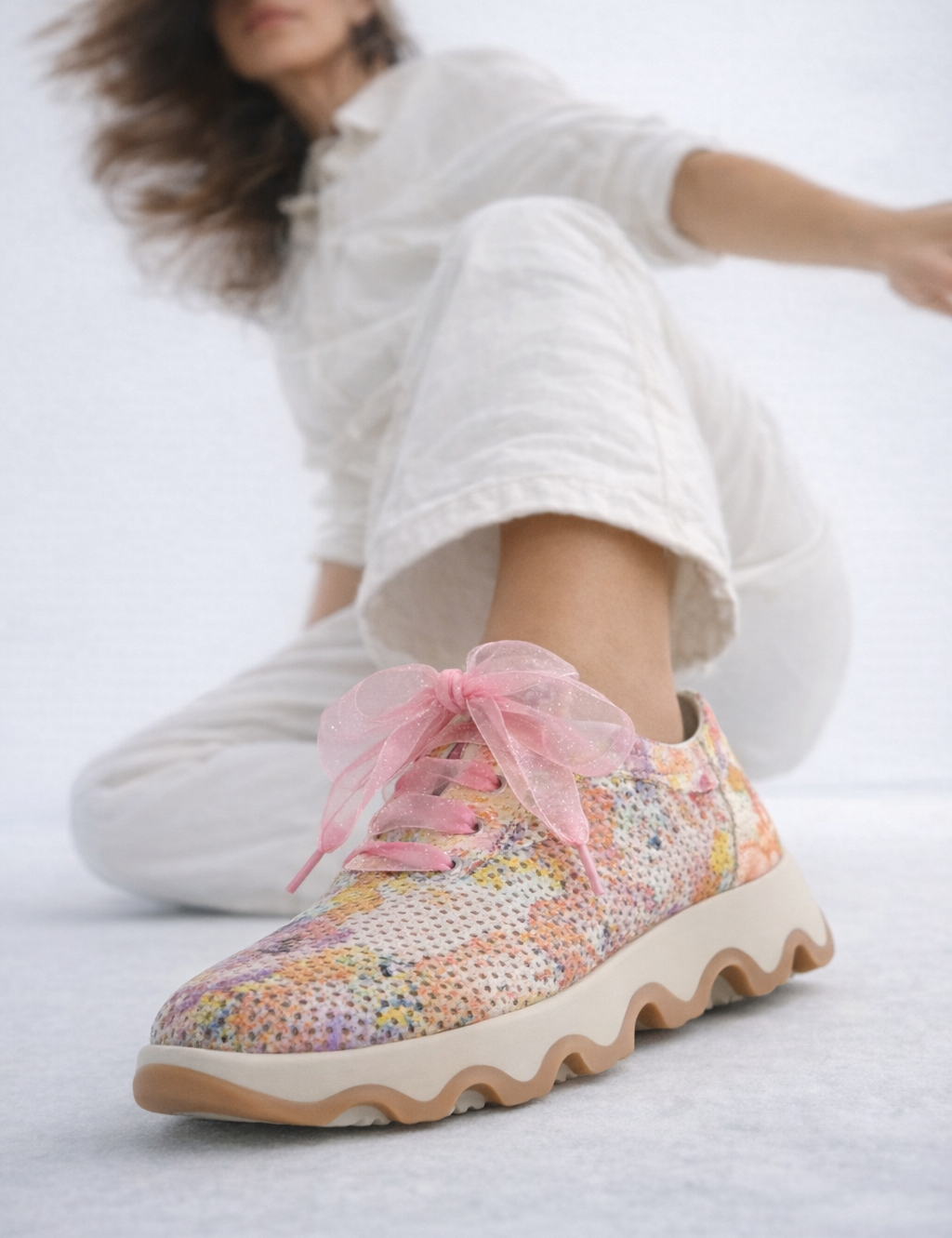 Zapatilla_floral_con_cintas_de_organza.png