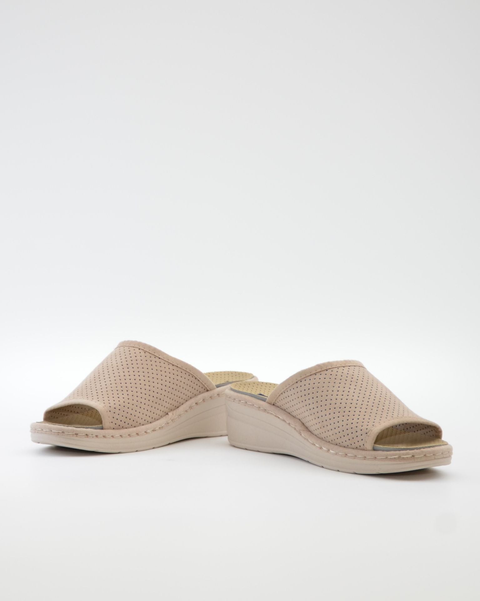ZAPATILLAS DE CASA MUJER ABIERTA CON CUÑA COLOR BEIGE ANCHO ESPECIAL CON ABERTURA EN EL EMPEINE  PLANTILLA EXTRAIBLE