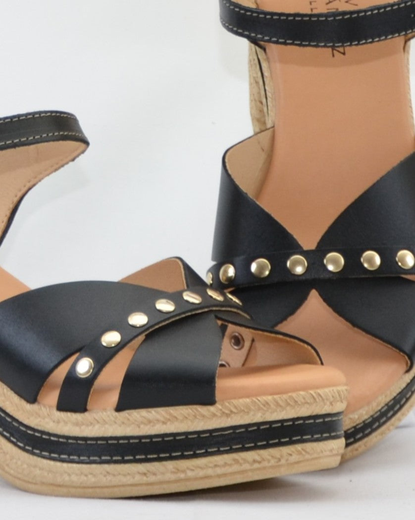 SANDALIA MUJER TACON Y PLATAFORMA COLOR NEGRO CON TACHAS PITILLOS 30213