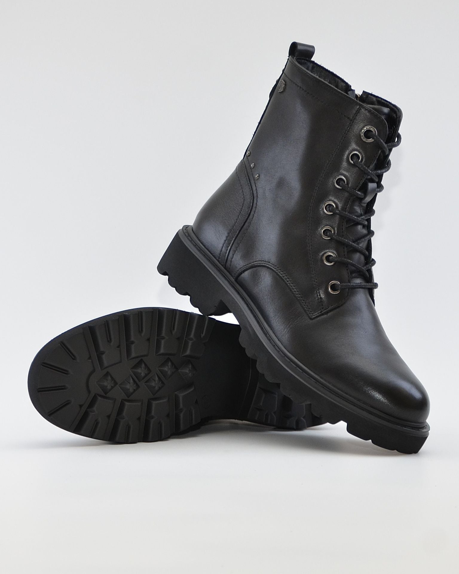 BOTA TIPO MILITAR PIEL COLOR NEGRO CARMELA 164337