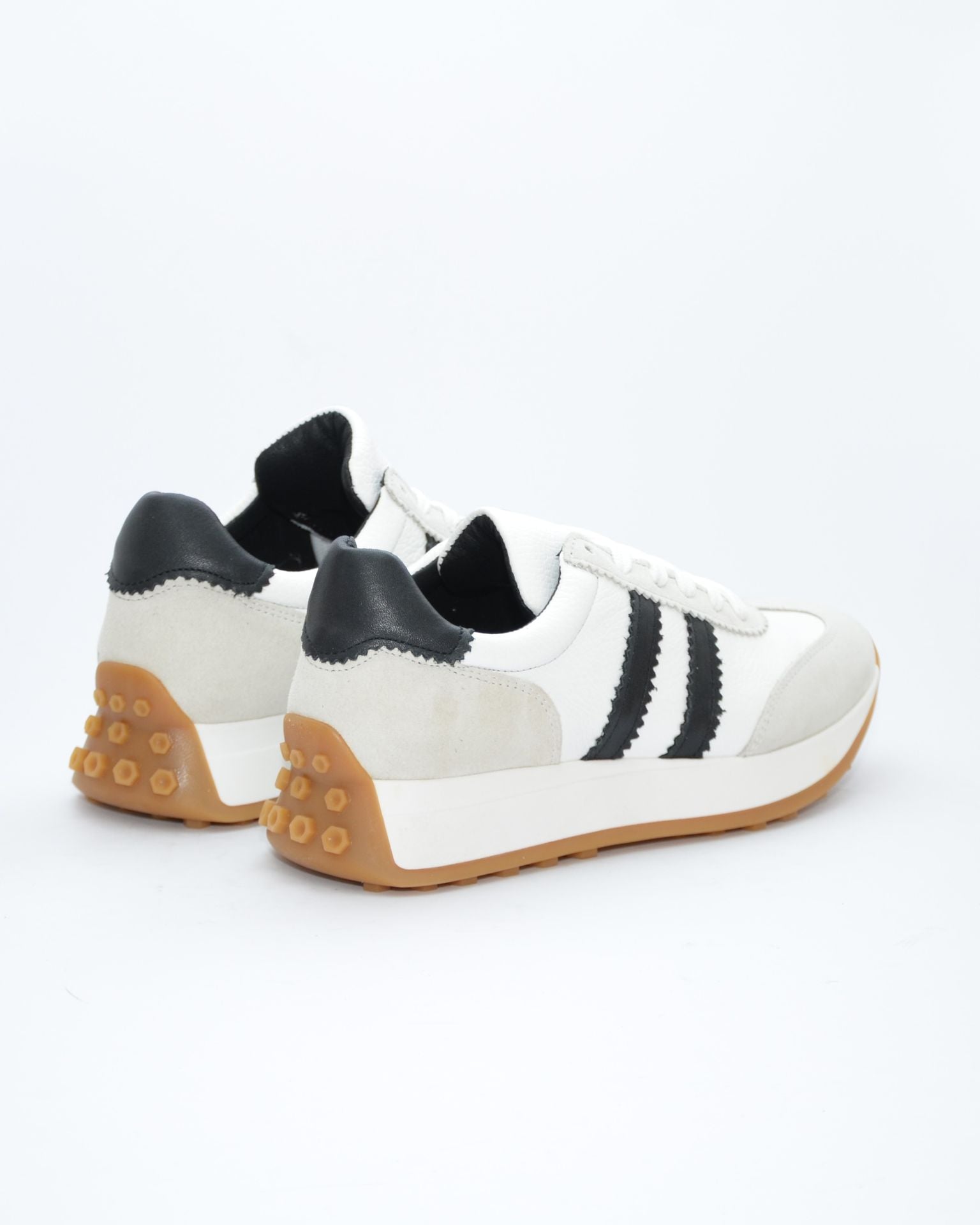 SNEAKER MUJER BLANCO TIRAS NEGRAS