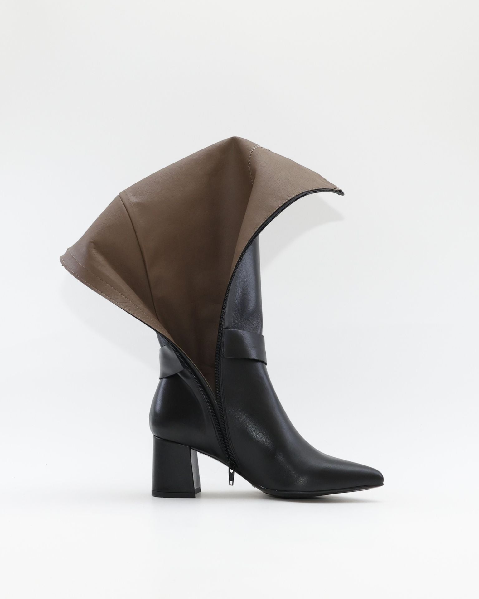 BOTA ALTA MUJER TACON ANCHO EN PIEL COLOR NEGRO ADORNO HEBILLA