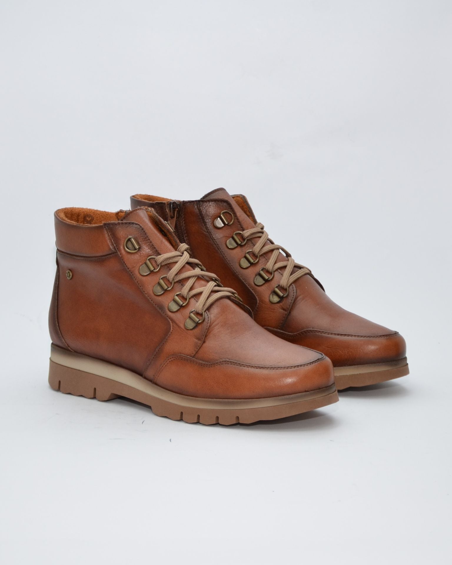 BOTINES DE MUJER EN COLOR CUERO PLANOS CON CORDONES