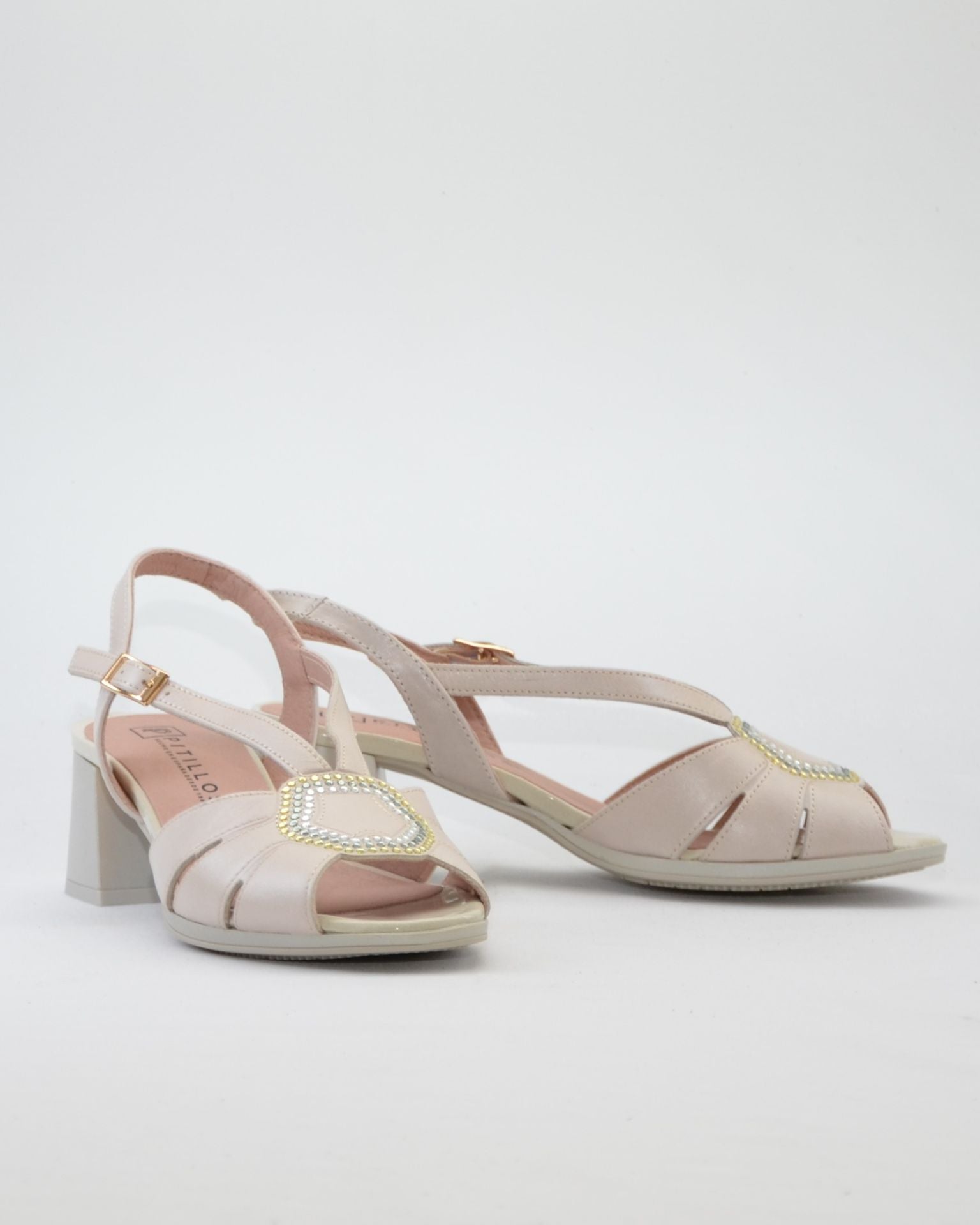 SANDALIA VESTIR TACON CUADRADO COLOR NUDE ADORNO DORADO PITILLOS 11215