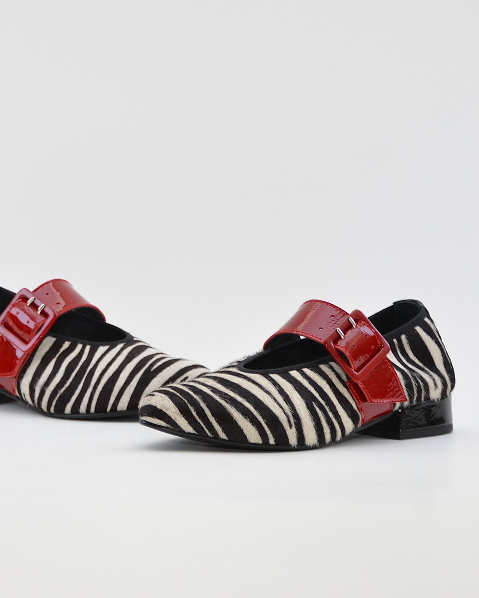 MERCEDITAS MUJER ANIMAL PRINT CEBRA CHAROL ROJO CON CORREA Y HEBILLA LACOMBA CLOVE