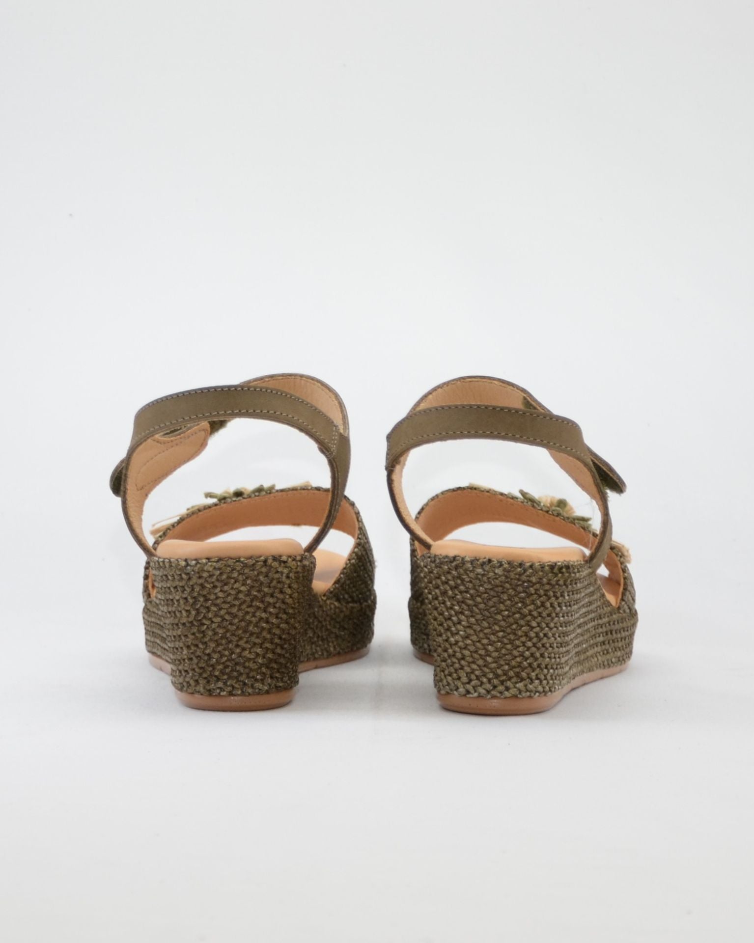 SANDALIA CON CUÑA MUJER PLANTA ACOLCHADA ADORNO FLOR RAFIA COLOR KAKI PITILLOS 11262