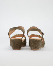 SANDALIA CON CUÑA MUJER PLANTA ACOLCHADA ADORNO FLOR RAFIA COLOR KAKI PITILLOS 11262
