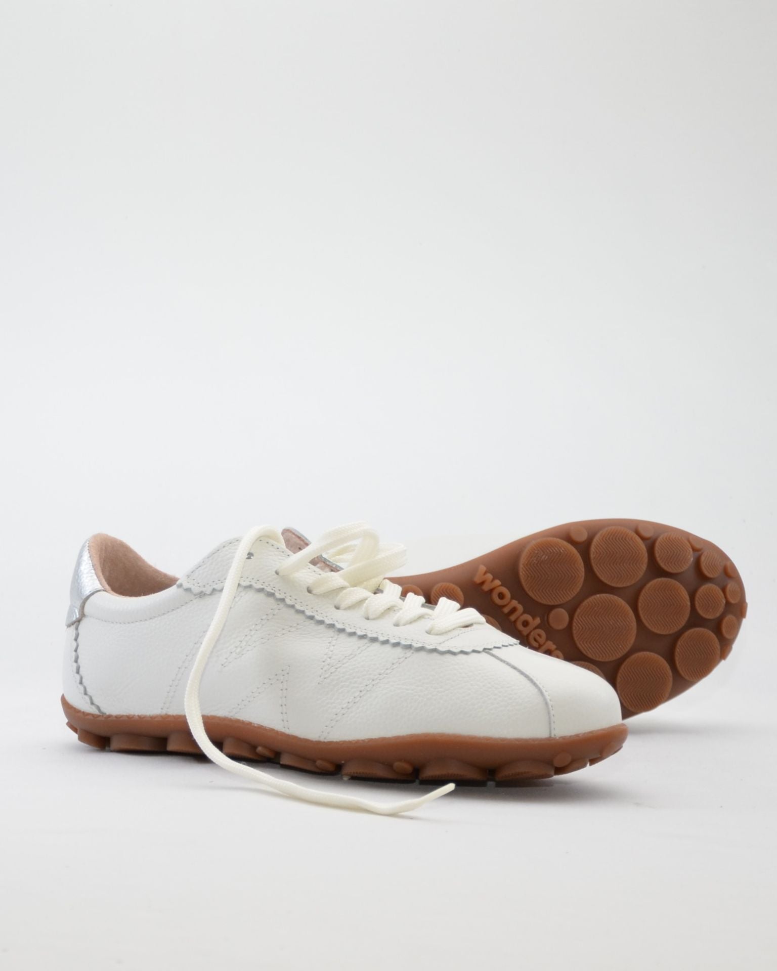 ZAPATO MUJER WONDERS CON CORDONES COLOR BLANCO PLATA AP-2102