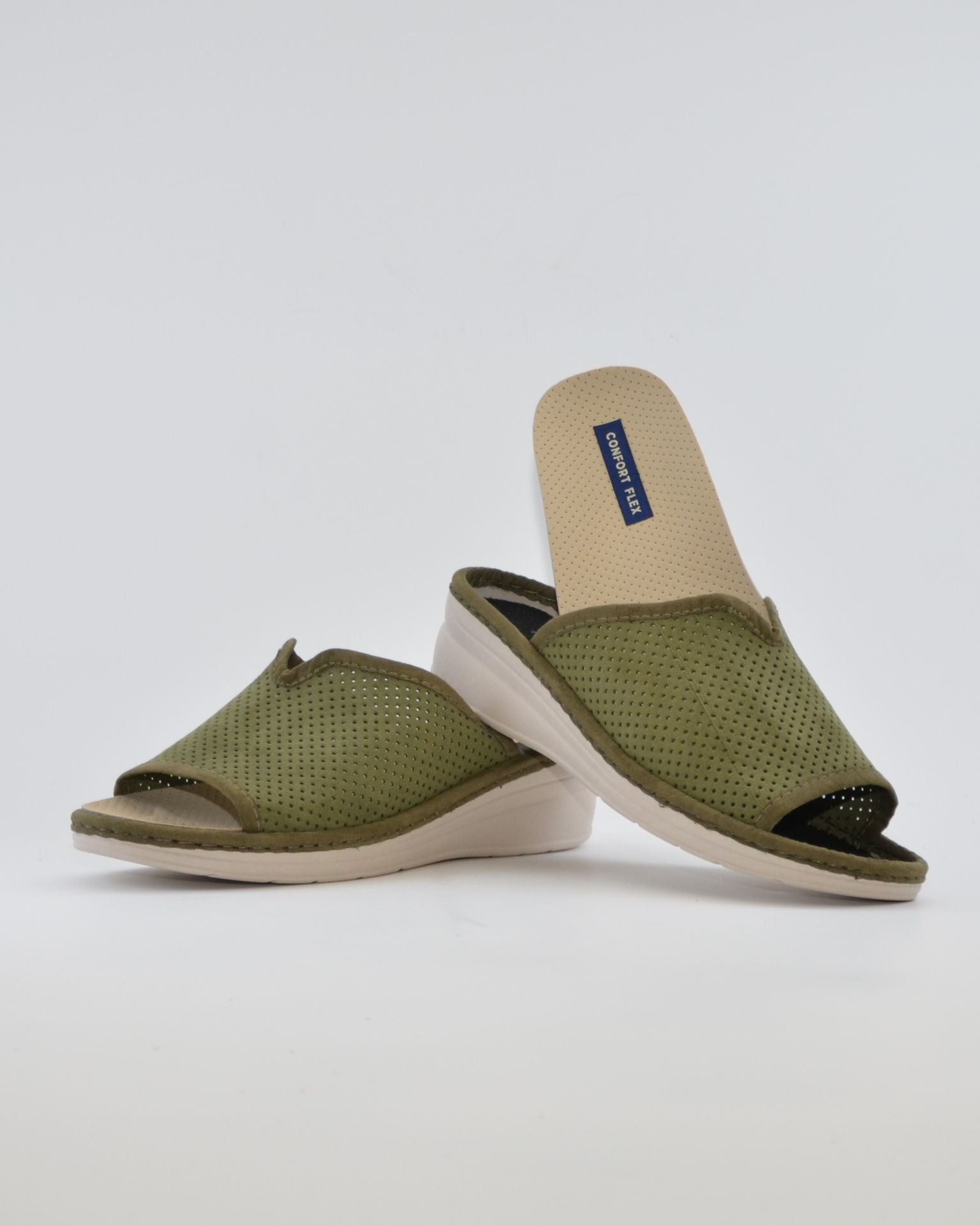ZAPATILLAS DE CASA MUJER ABIERTA CON CUÑA COLOR KAKY ANCHO ESPECIAL CON ABERTURA EN EL EMPEINE  PLANTILLA EXTRAIBLE