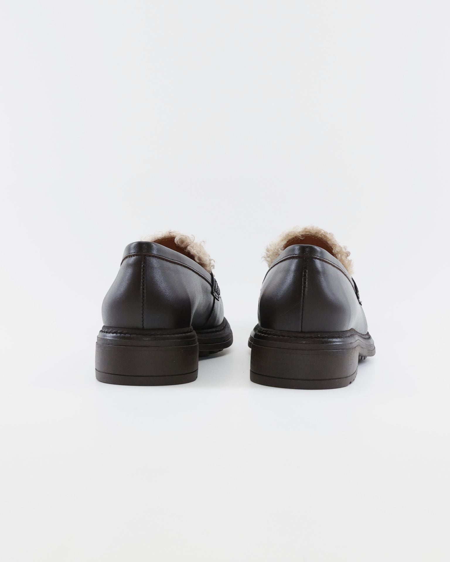 MOCASIN MUJER PIEL MARRON CON LANA LACOMBA LYCHEE