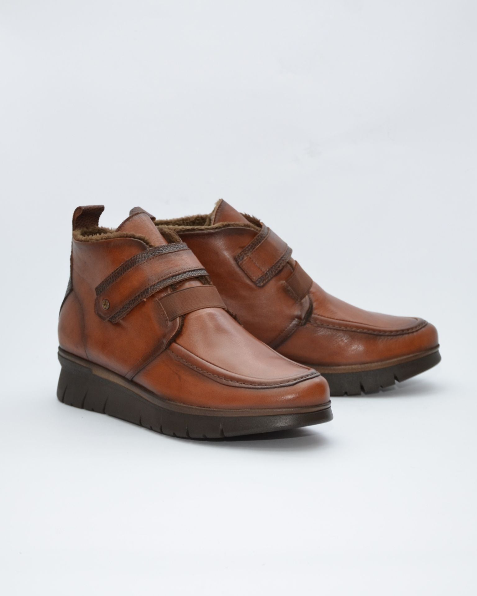BOTINES DE MUJER PLANOS CON VELCRO EN COLOR CUERO