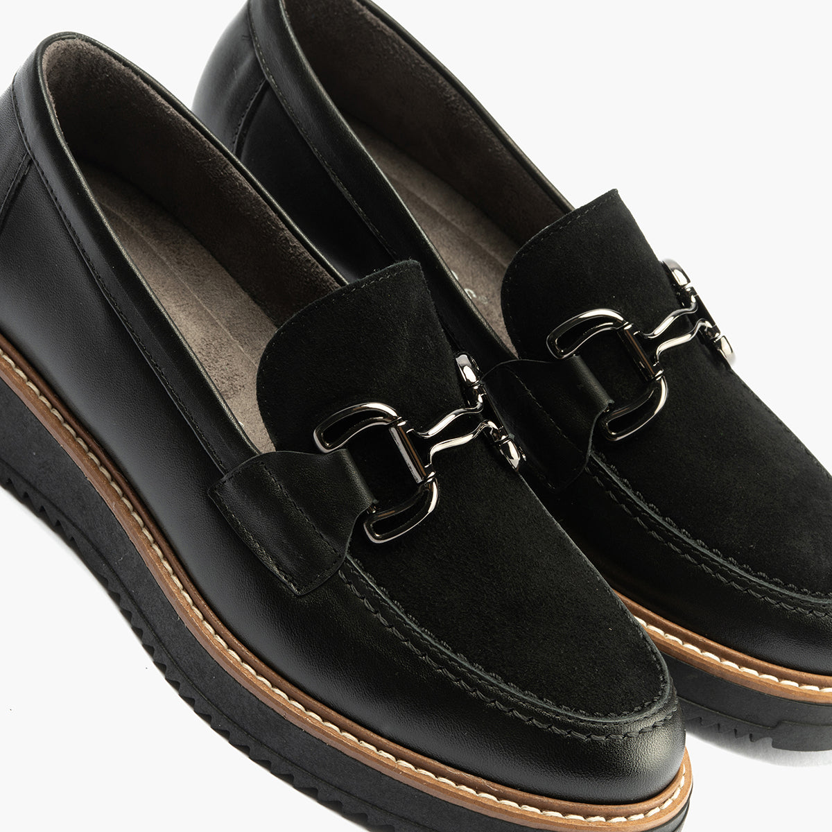 MOCASIN PLANO CHAROL ANTE NEGRO 10763