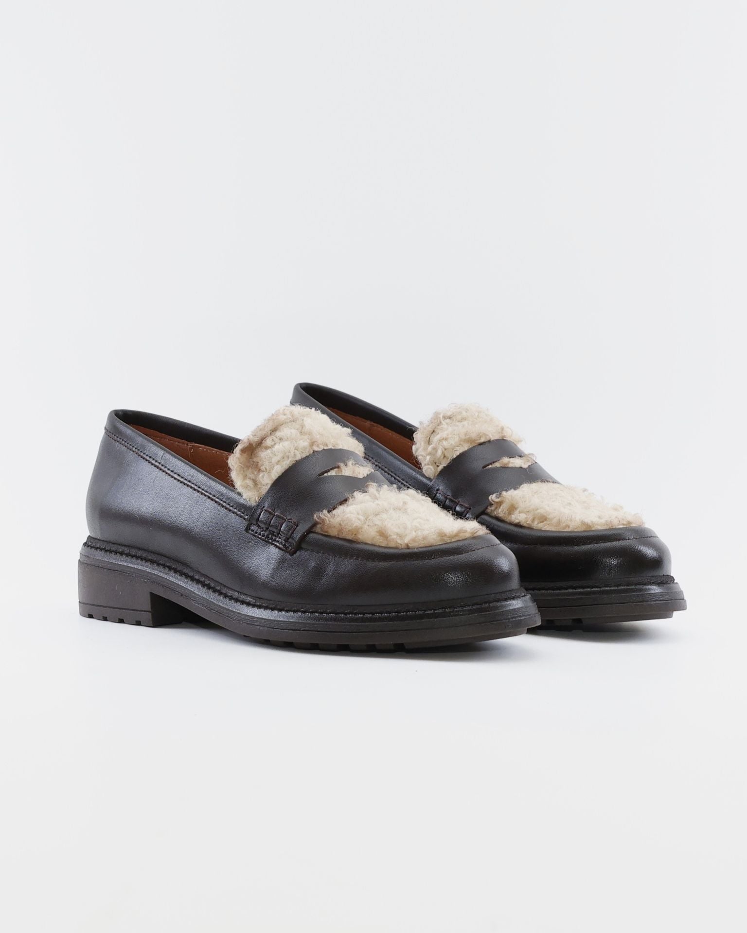 MOCASIN MUJER PIEL MARRON CON LANA LACOMBA LYCHEE