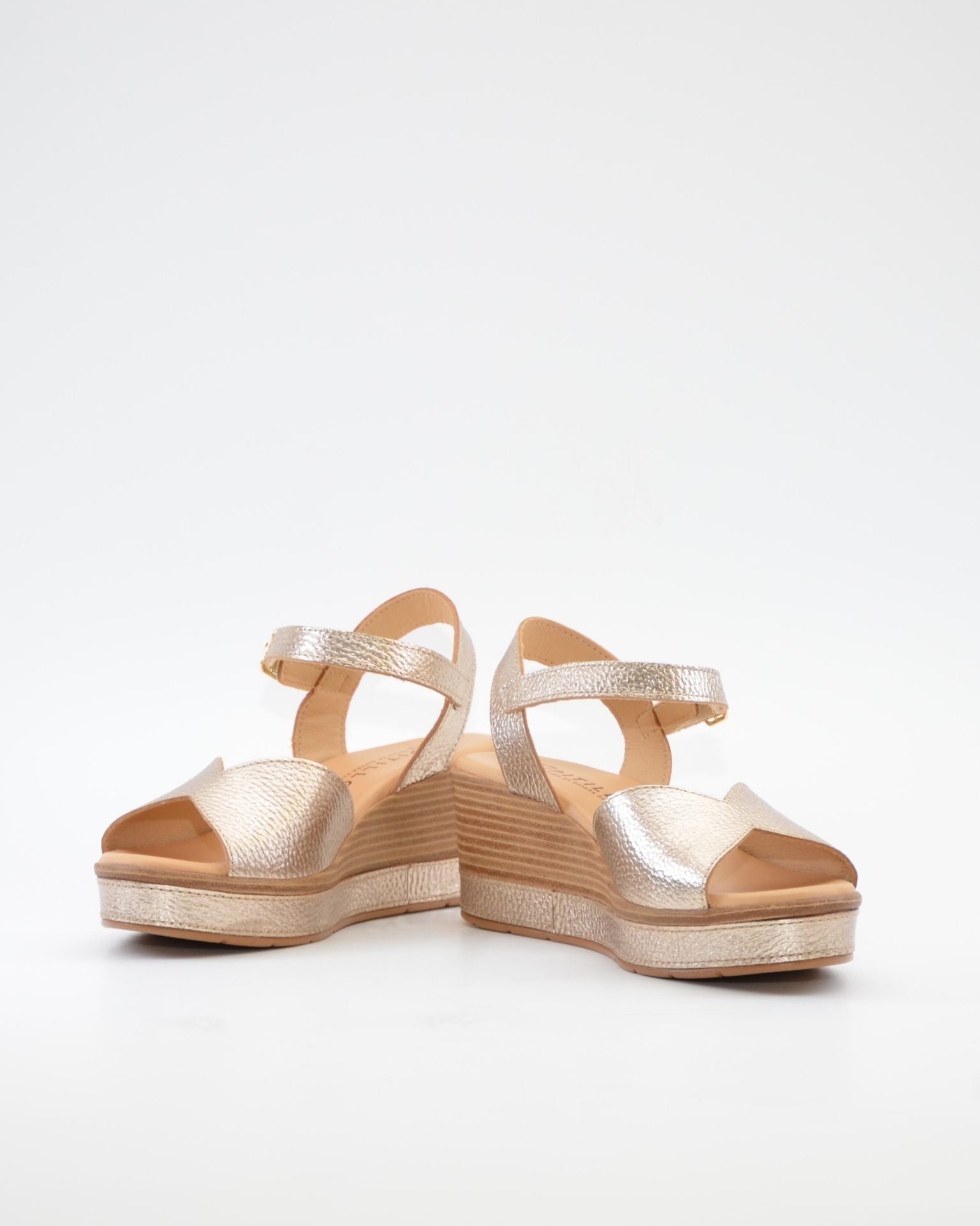 SANDALIA CUÑA DORADA PARA MUJER CON PLANTA ACOLCHADA PITILLOS 11280
