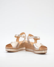 SANDALIA CUÑA DORADA PARA MUJER CON PLANTA ACOLCHADA PITILLOS 11280