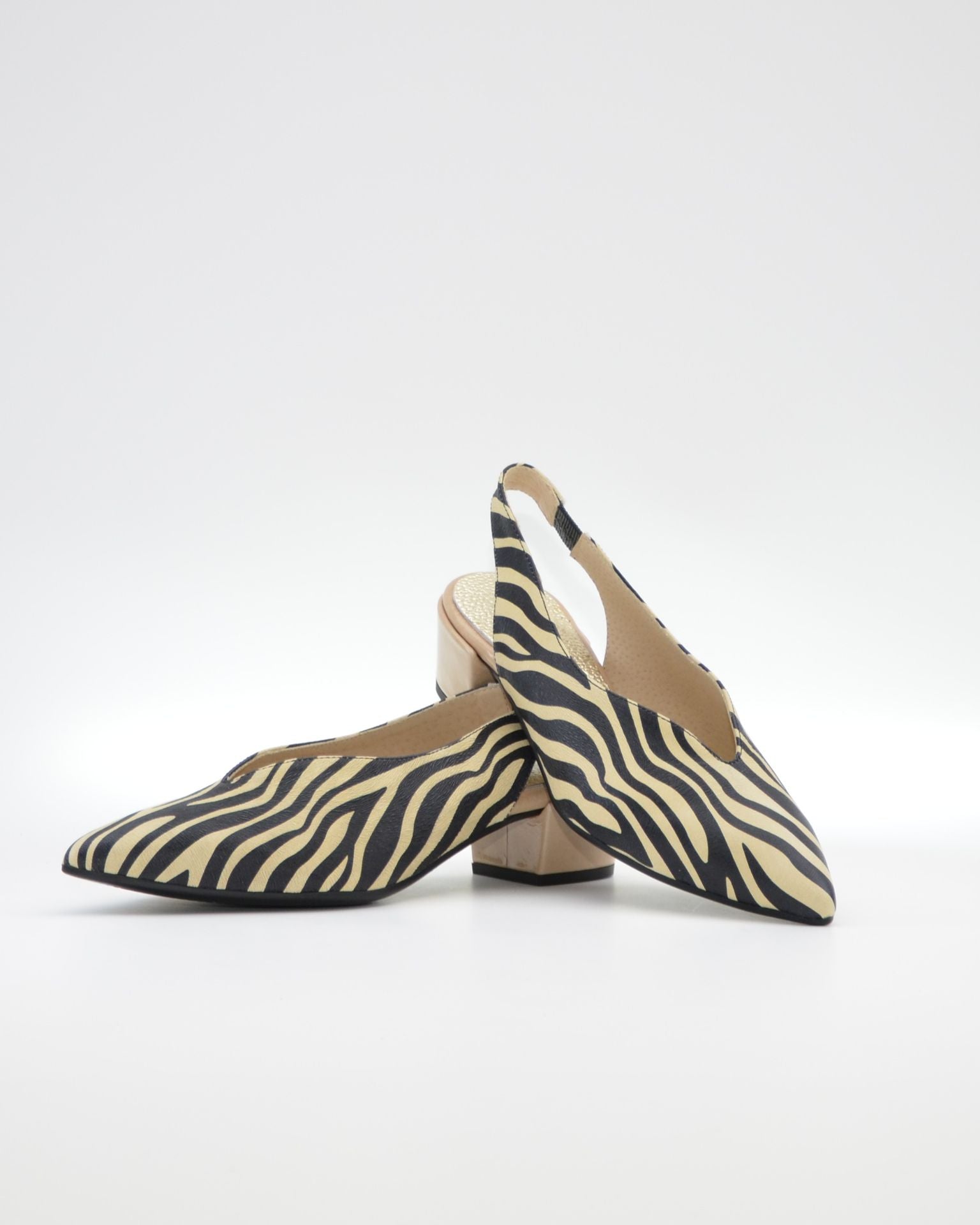 ZAPATO SALON DESTALONADO EN PIEL ANIMAL PRINT CEBRA LACOMBA HIBISCUS