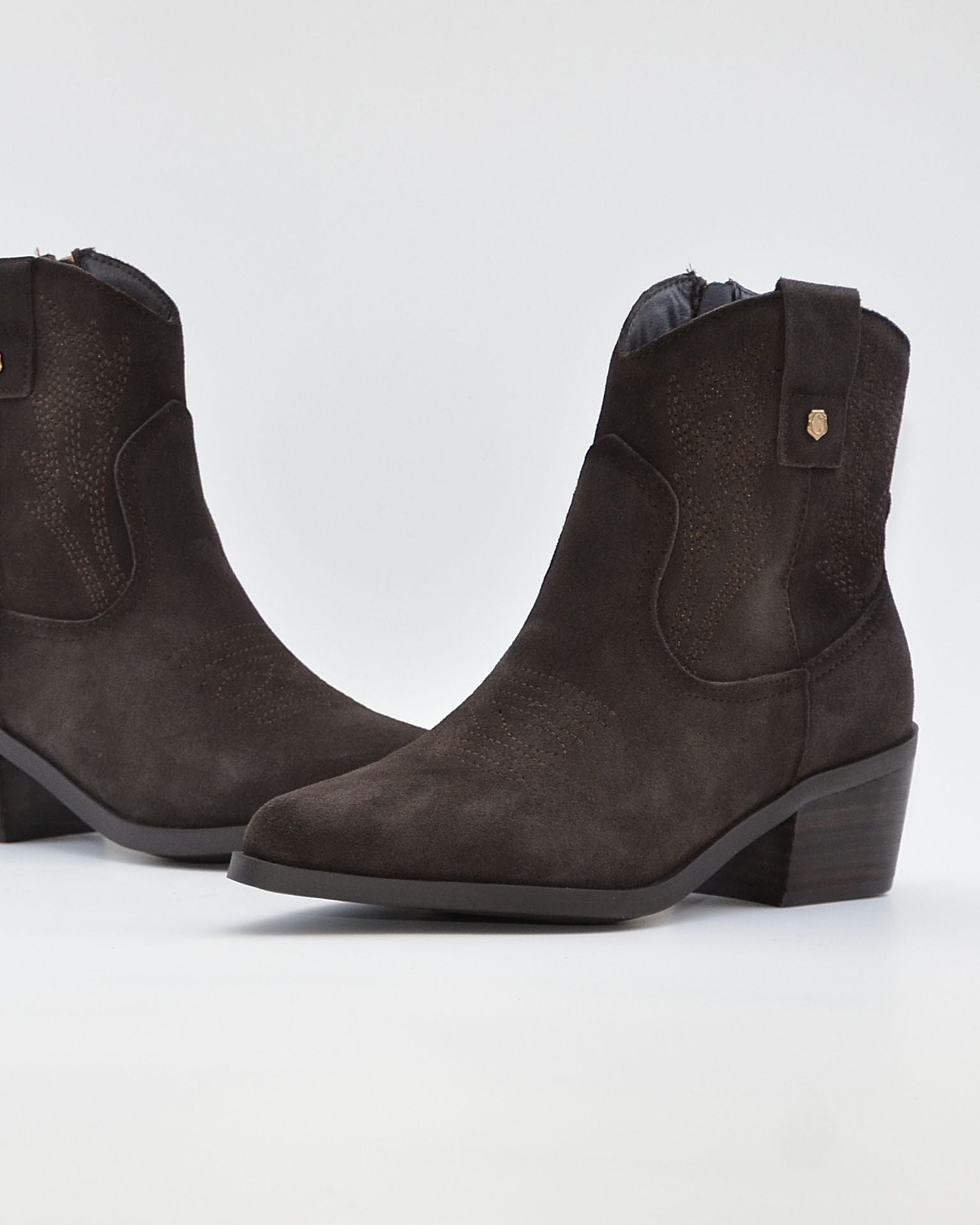 BOTIN MUJER COWBOY SERRAJE MARRÓN CHOCOLATE CON BORDADO CARMELA 164390