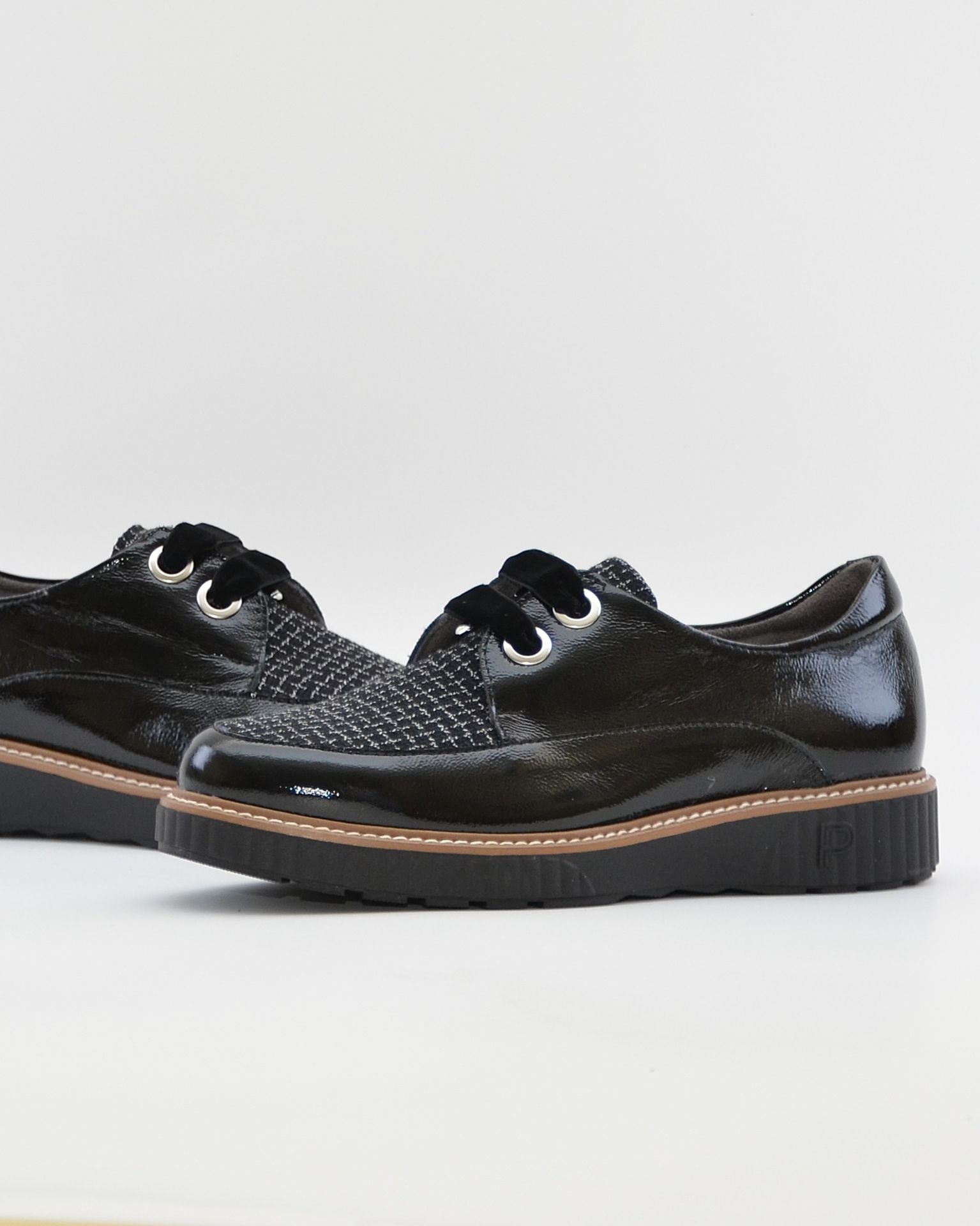 ZAPATO CASUAL MUJER PITILLOS CORDON PLANTILLA EXTRAIBLE 11555 CHAROL NEGRO