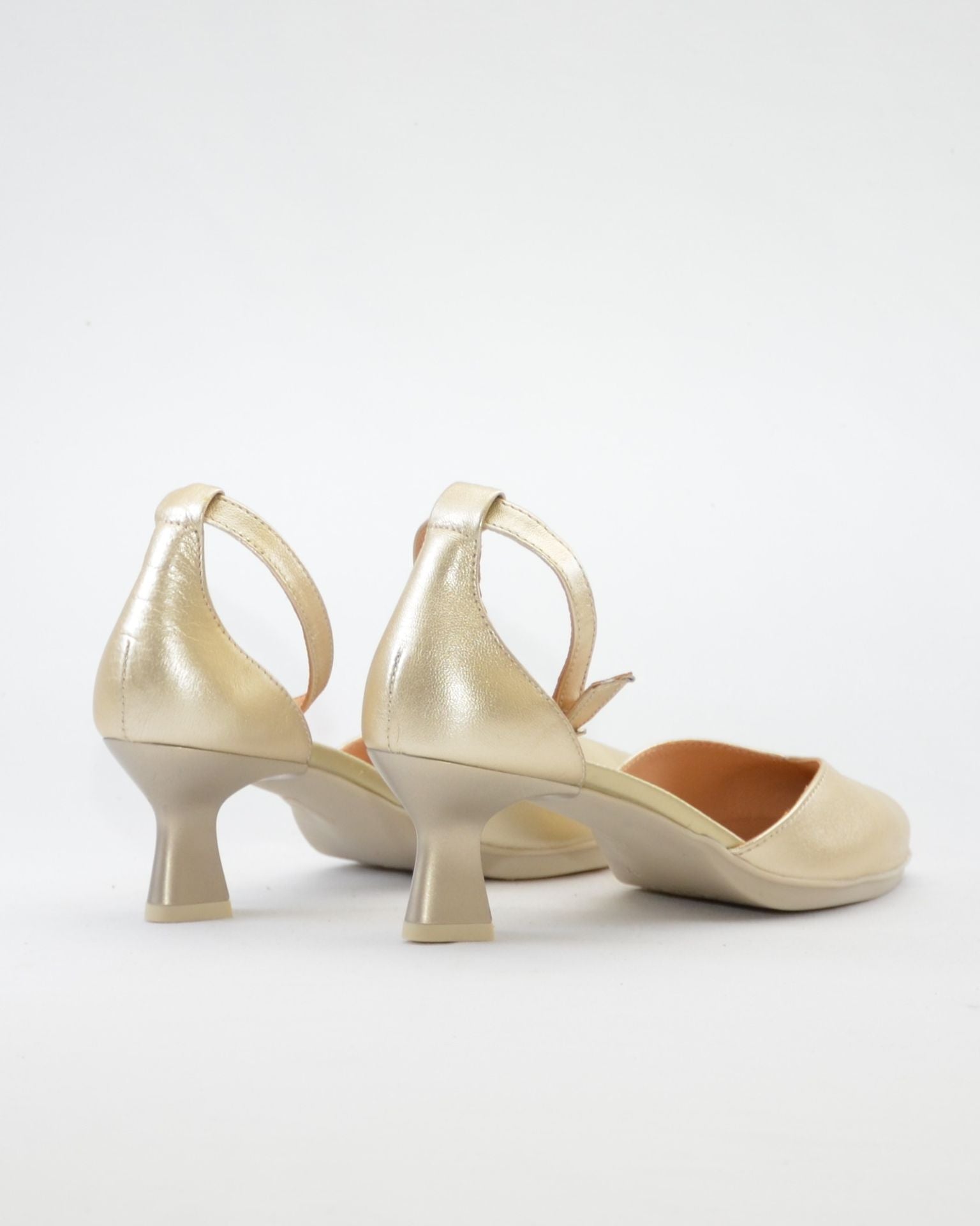 ZAPATO VESTIR MUJER PUNTERA Y TALON CERRADO CON PULSERA COLOR PLATINO DESIREE MACA 3