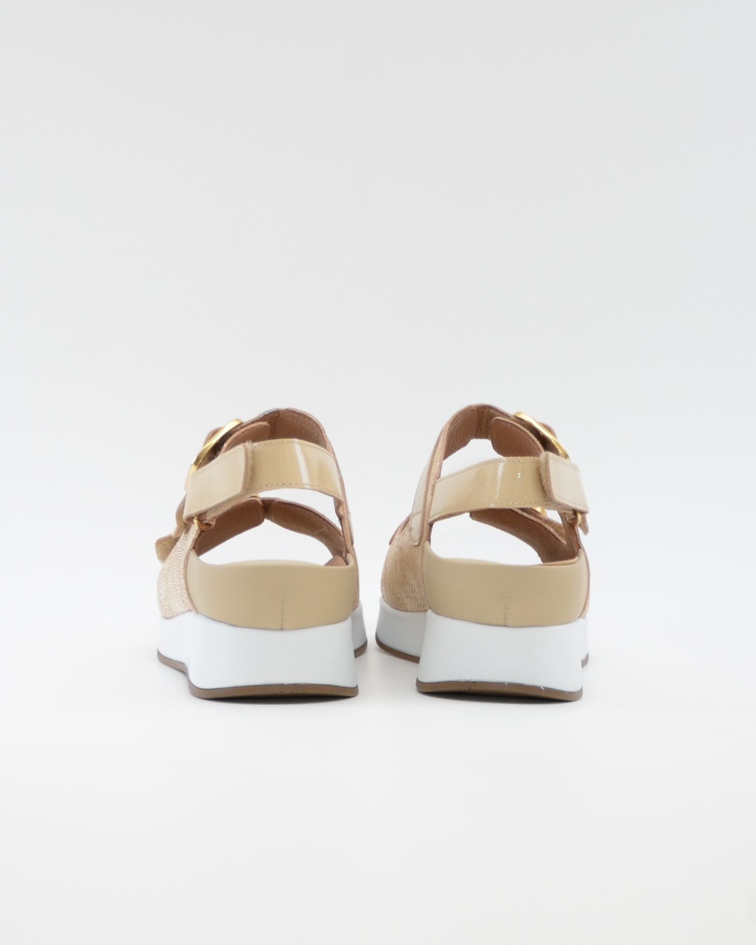 SANDALIA DOS HEBILLAS PLANTILLA EXTRAIBLE MUJER CIERRE TRES VELCROS ANCHO ESPECIAL COLOR BEIGE PIE SANTO 260427