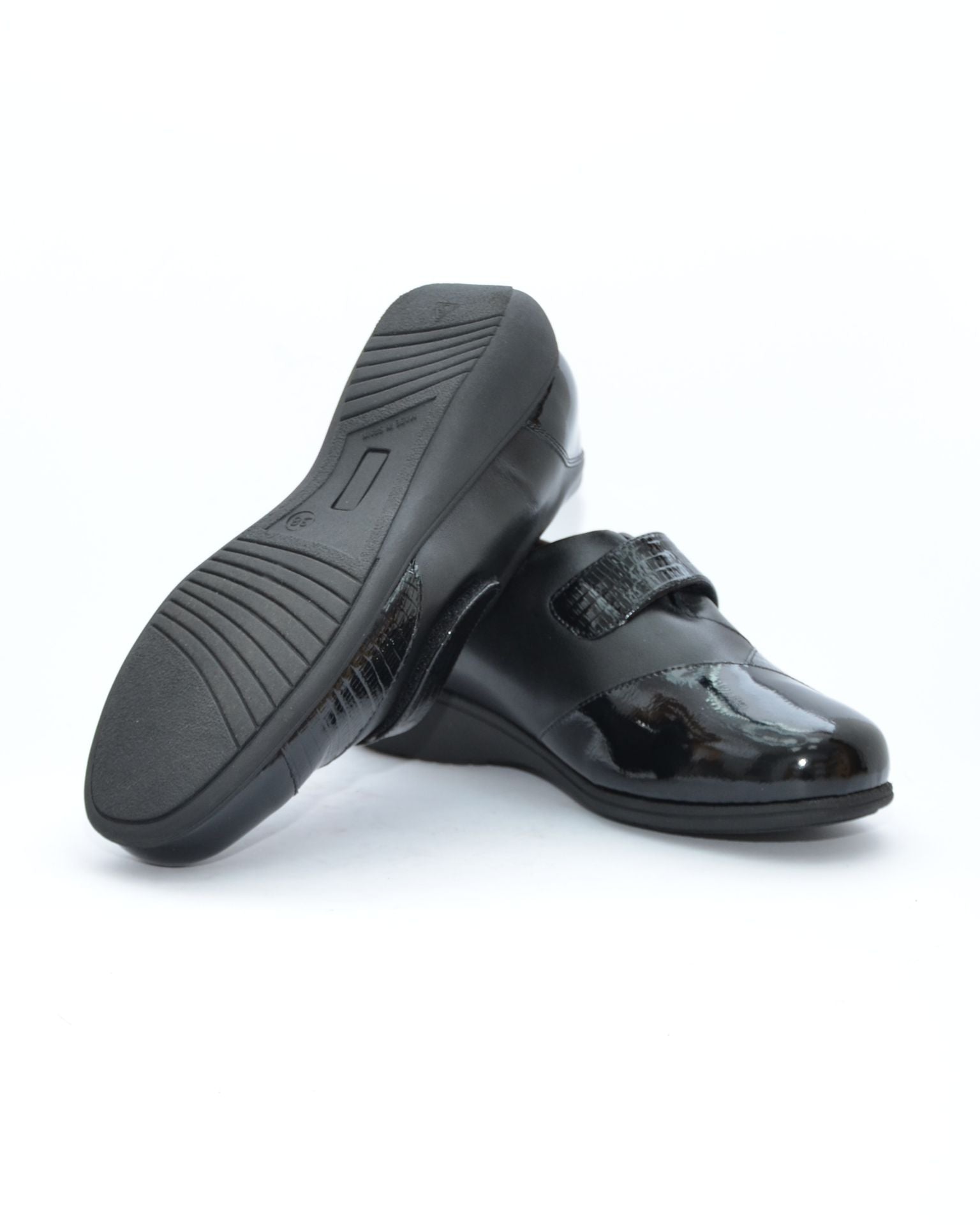 ZAPATO MUJER ANCHO ESPECIAL PLANTILLA EXTRAIBLE CHAROL NEGRO