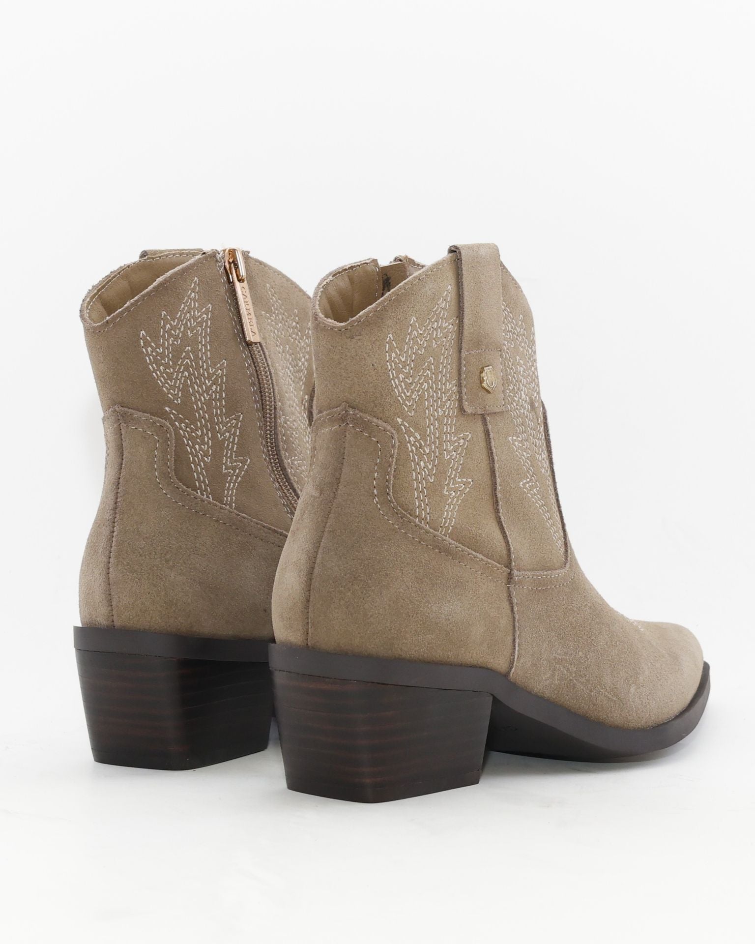 BOTIN MUJER COWBOY SERRAJE TAUPE CON BORDADO CARMELA 164390