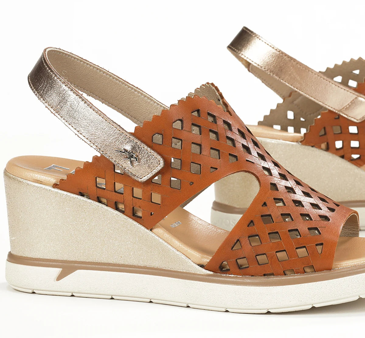 SANDALIA MUJER FLUCHOS COLOR CUERO CON TIRA TRASERA METALIZADA SMASH F1972