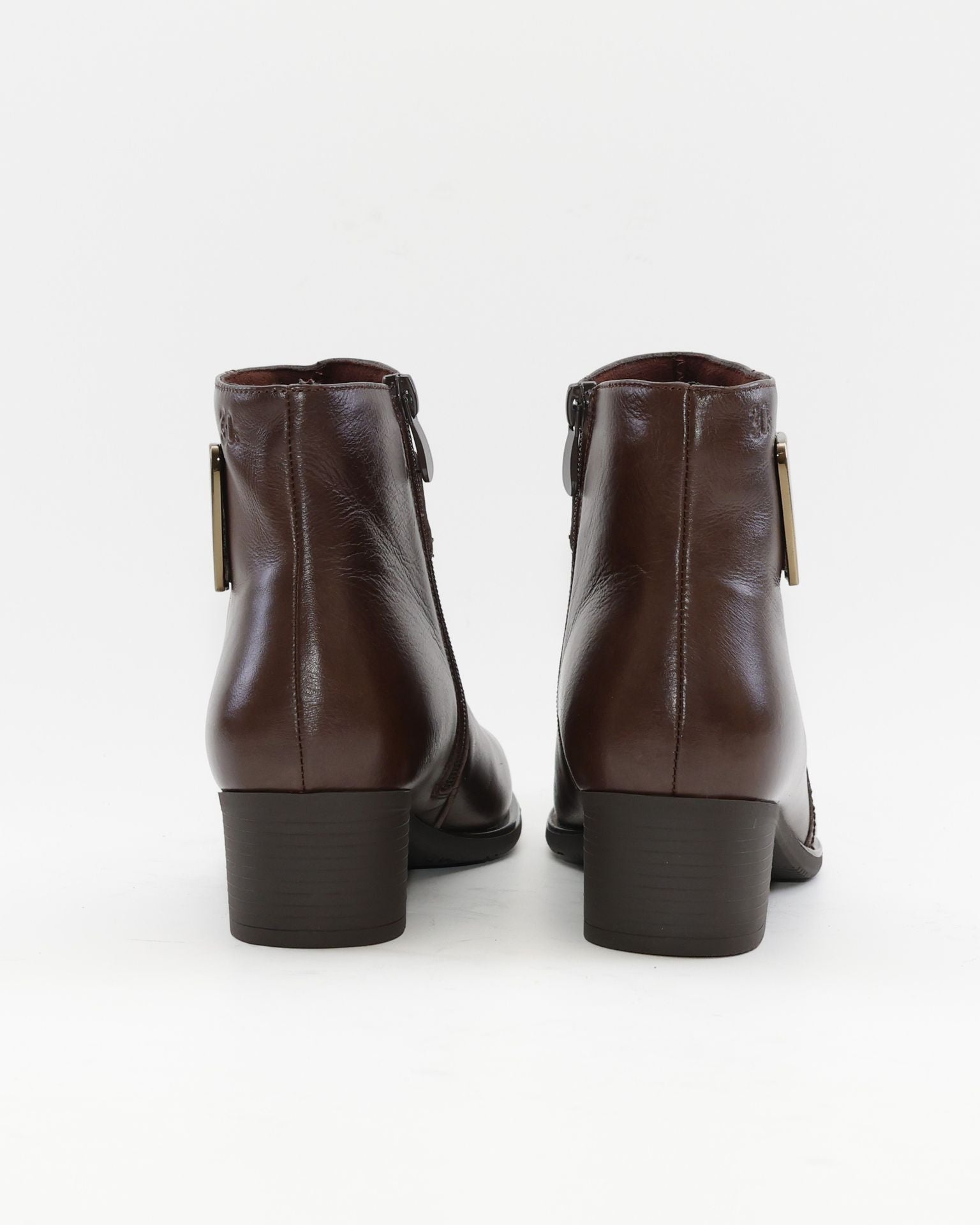 BOTIN MUJER TACON BAJO COLOR MARRON ADORNO METALICO Y CREMALLERA TREINTAS 4619