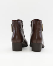 BOTIN MUJER TACON BAJO COLOR MARRON ADORNO METALICO Y CREMALLERA TREINTAS 4619