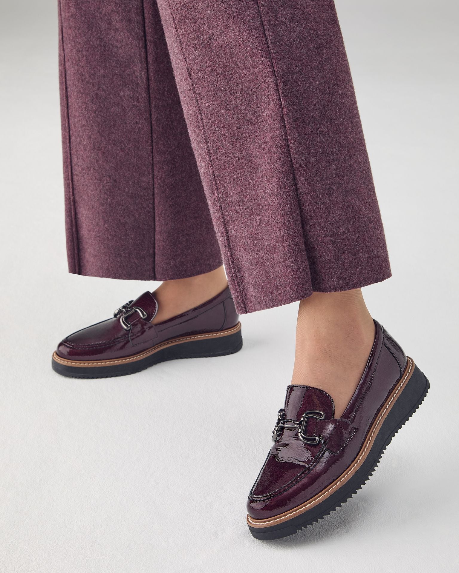 MOCASIN PLANO CHAROL BURDEOS PISO BAJO 10760