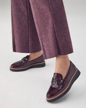 MOCASIN PLANO CHAROL BURDEOS PISO BAJO 10760