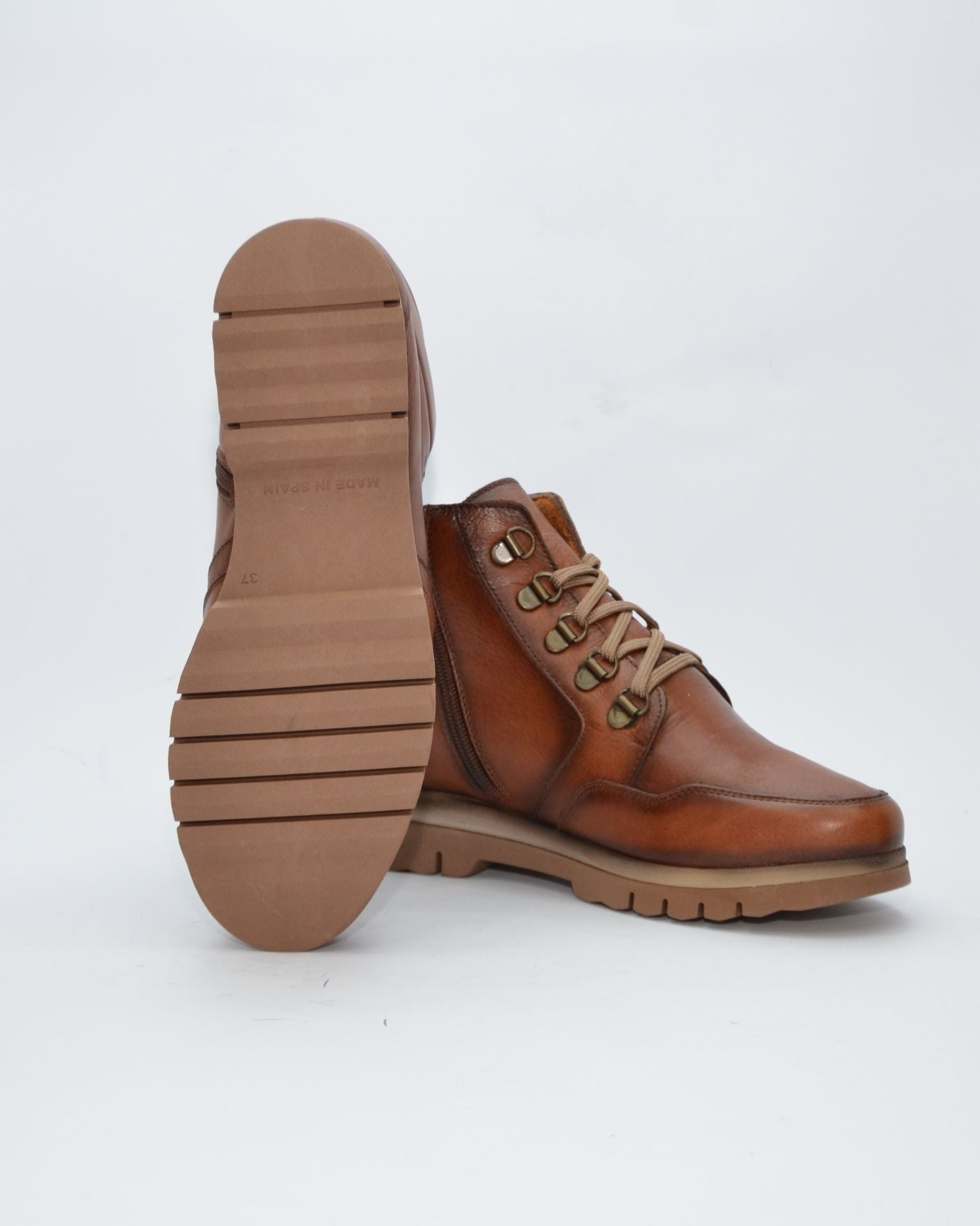 BOTINES DE MUJER EN COLOR CUERO PLANOS CON CORDONES