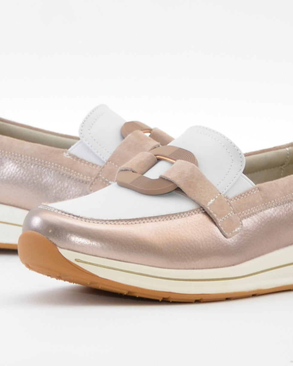 MOCASIN MUJER BLANCO Y METALIZADO CON ADORNO EN PIEL TREINTAS 4501