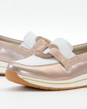 MOCASIN MUJER BLANCO Y METALIZADO CON ADORNO EN PIEL TREINTAS 4501