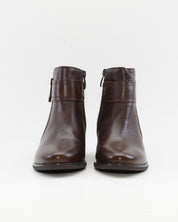 BOTIN MUJER TACON BAJO COLOR MARRON ADORNO METALICO Y CREMALLERA TREINTAS 4619