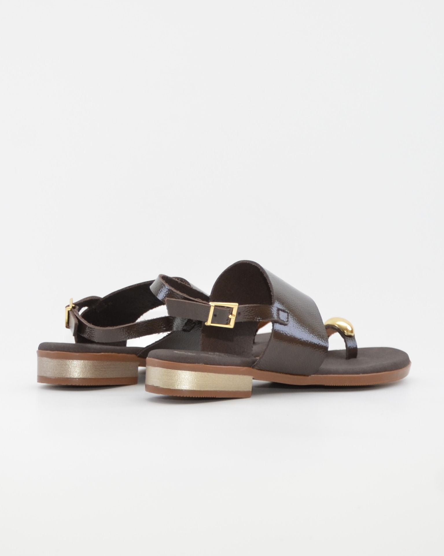 SANDALIA PLANA MUJER DEDO EN COLOR CHAROL MARRON PLANTA DE GEL OH MY SANDALS 5862