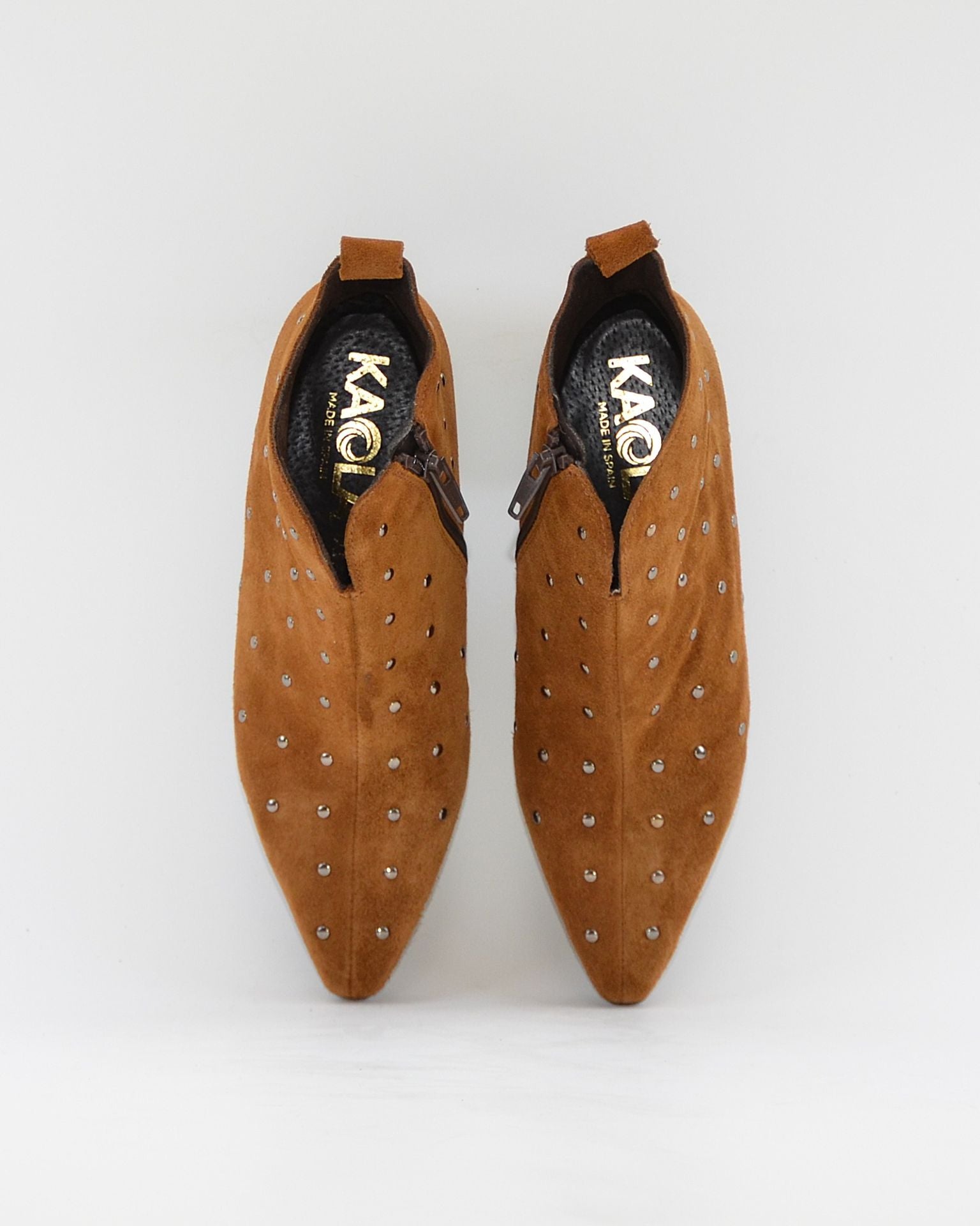 BOTIN MUJER TACON ANCHO SERRAJE CUERO CON TACHAS KAOLA 4064